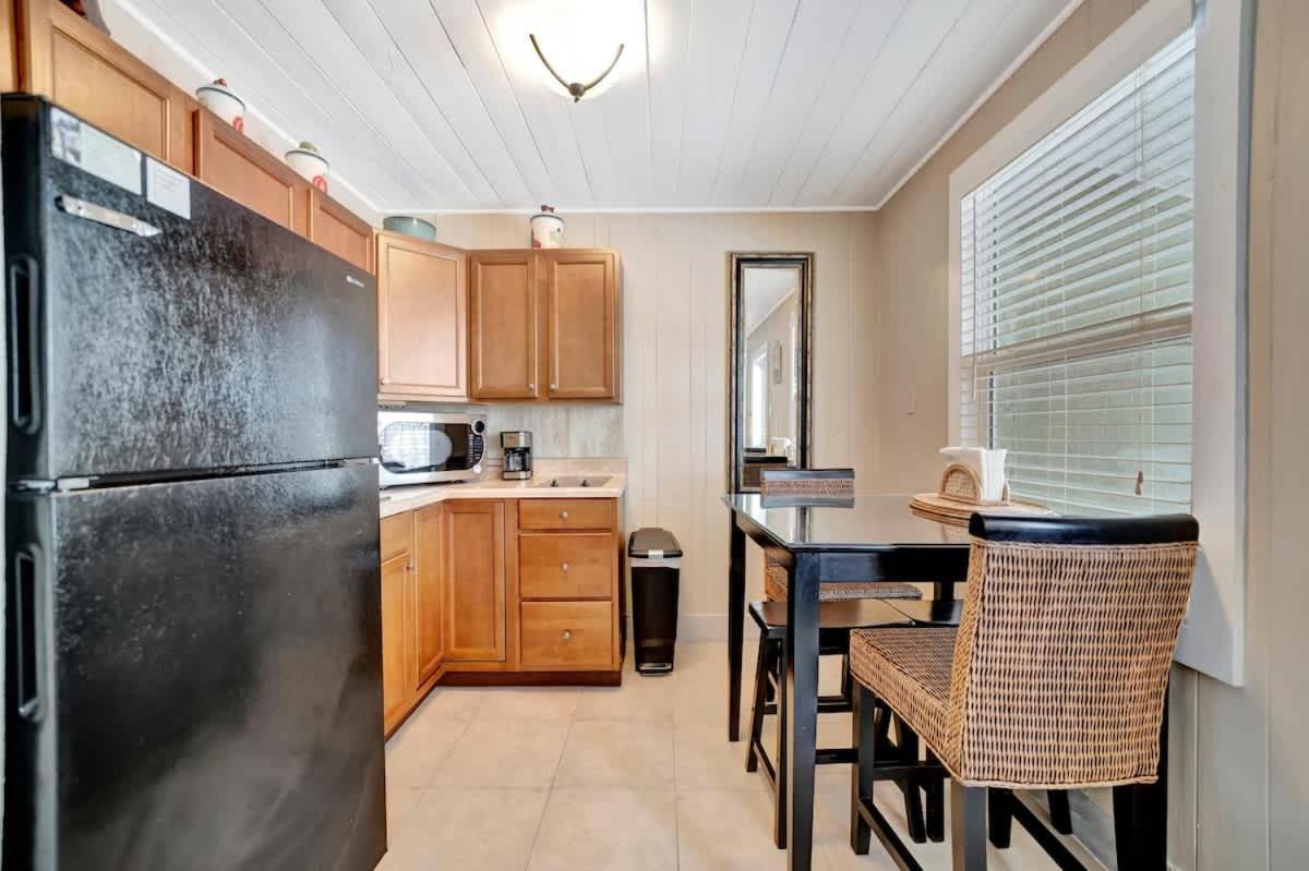 Stones Throw Beachside Bungalow #1 On The Beach Clearwater Beach Exterior photo