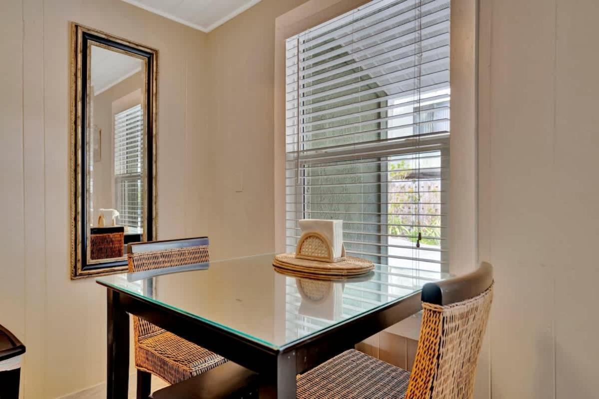 Stones Throw Beachside Bungalow #1 On The Beach Clearwater Beach Exterior photo