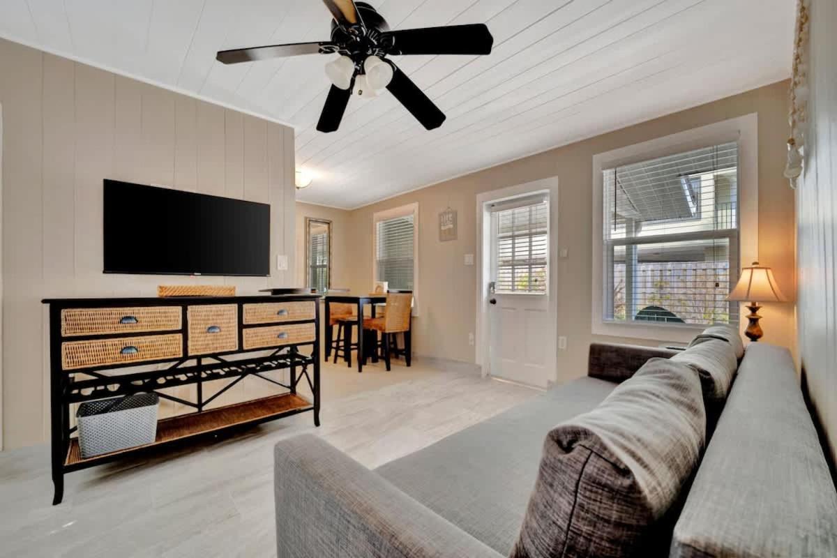 Stones Throw Beachside Bungalow #1 On The Beach Clearwater Beach Exterior photo